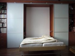 Sklápěcí postel SKL umístěná do vestavěné skříně 